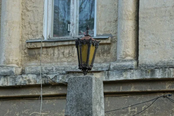 Une Vieille Lanterne Fer Noir Avec Verre Jaune Dresse Sur — Photo