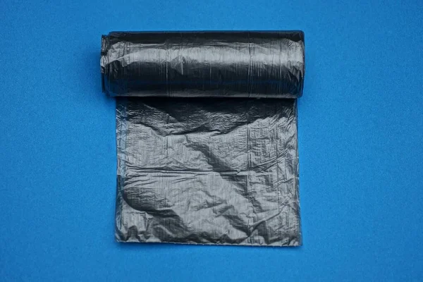 Rotolo Sacchetto Plastica Nera Cellophane Spazzatura Trova Tavolo Blu — Foto Stock