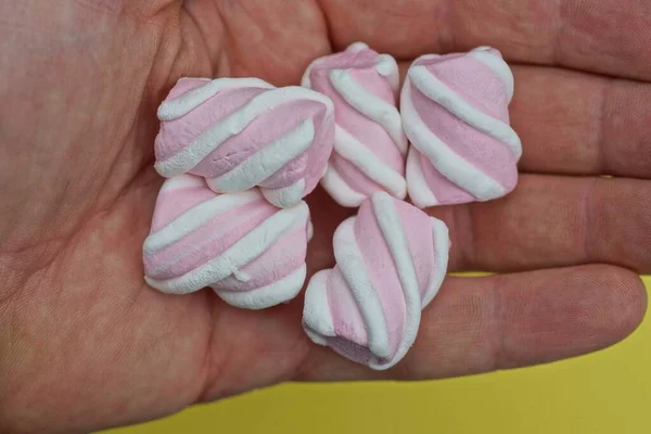 Molte Caramelle Marshmallow Colorate Trovano Sul Palmo Una Mano Uno — Foto Stock