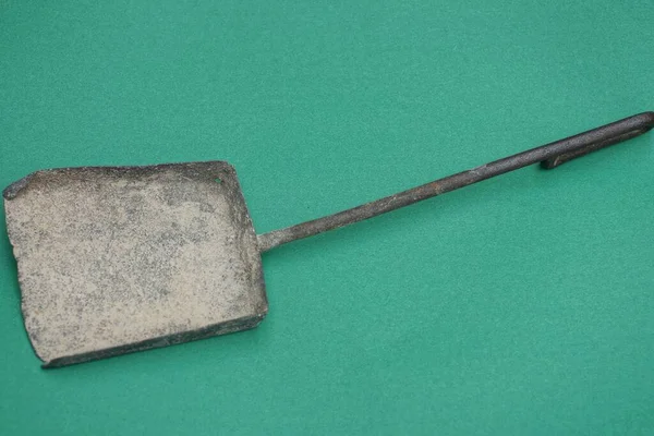 Una Vieja Cucharada Hierro Gris Yace Sobre Una Mesa Verde — Foto de Stock