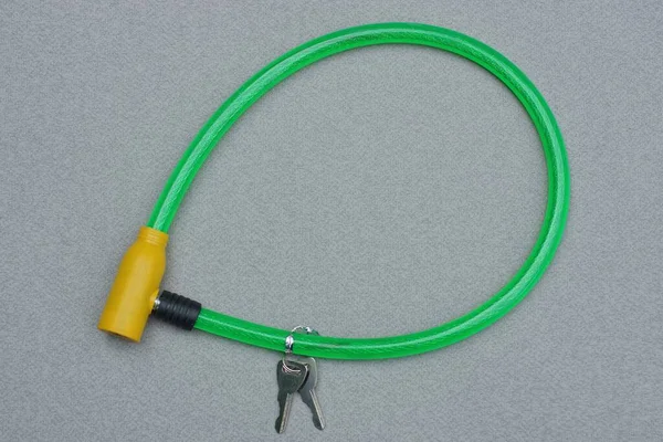 Sarı Metal Bir Çekirdeği Yeşil Plastik Bir Kablosu Gri Bir — Stok fotoğraf