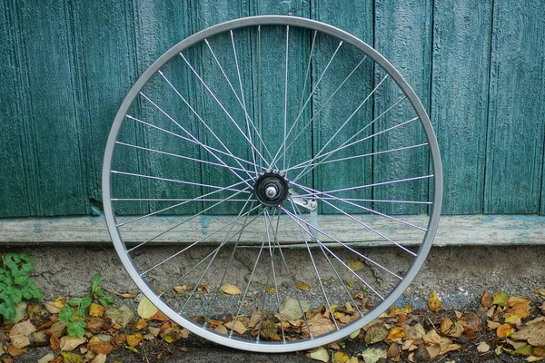 Une Roue Vélo Métal Gris Dresse Contre Mur Bois Vert — Photo