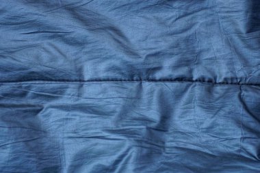 Kumaşın üzerindeki bir parça maddenin gri koyu kumaş dokusu.