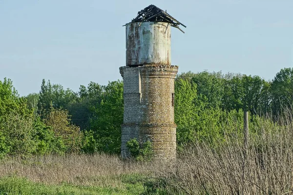 Jedna Stará Hnědá Cihla Zničená Vodní Věž Šedou Kovovou Nádrží — Stock fotografie