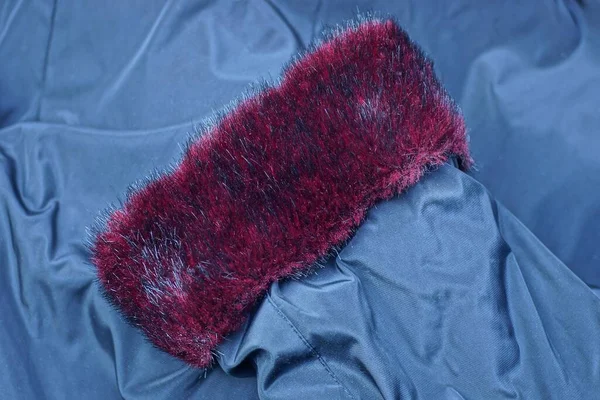 Schwarzer Stoff Textur Zerknitterte Kleidung Wintermantel Mit Ärmeln Und Rotem — Stockfoto