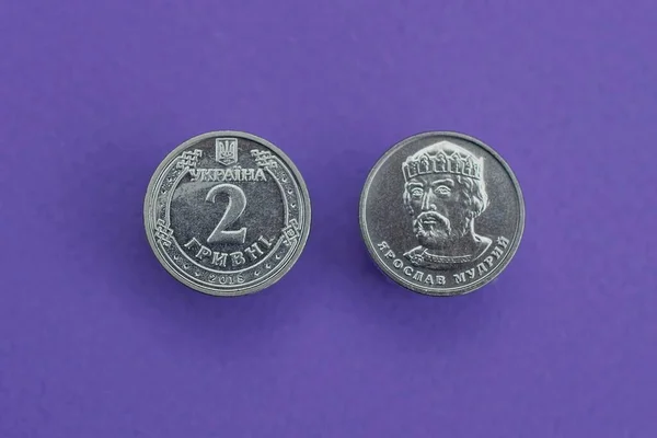 Нові Сірі Монети України Дві Гривні Лежать Бузковому Столі — стокове фото