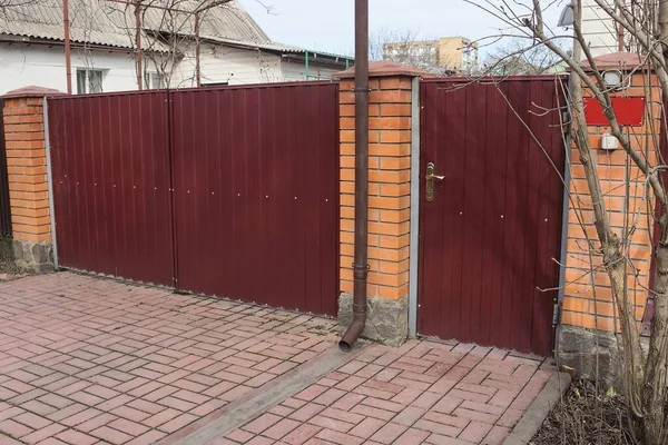 Одни Красные Железные Ворота Закрытая Дверь Сельской Улице — стоковое фото