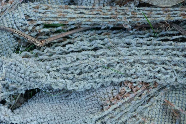 Grauer Stoffhintergrund Aus Einem Stück Zerrissener Materie Auf Der Kleidung — Stockfoto