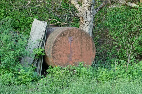 Una Vieja Cisterna Oxidada Hierro Marrón Encuentra Calle Cubierta Vegetación —  Fotos de Stock