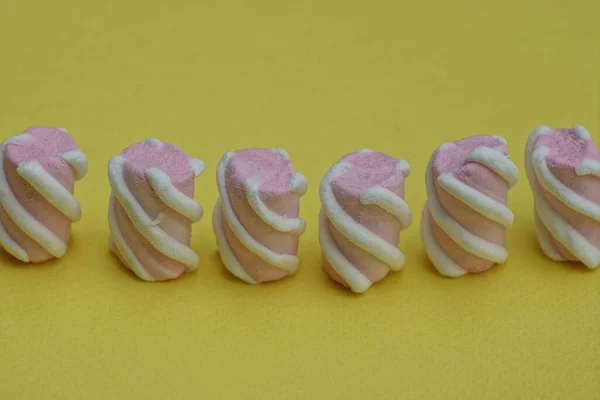 Row Colored Pink White Candy Marshmallows Lie Yellow Table — Stock Photo, Image