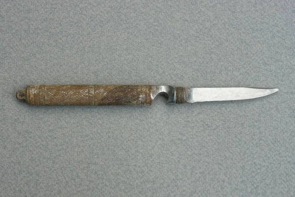 Один Старый Грязный Железный Нож Лежит Сером Столе — стоковое фото