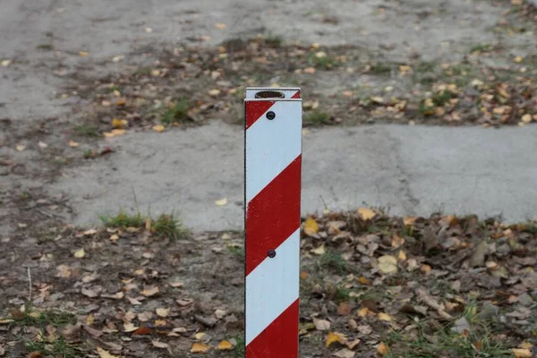 Jeden Červený Bílý Pruhovaný Železný Plot Místo Venku Šedém Hnědém — Stock fotografie