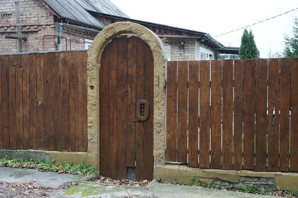 Una Puerta Cerrada Madera Marrón Parte Una Valla Tablón Una — Foto de Stock