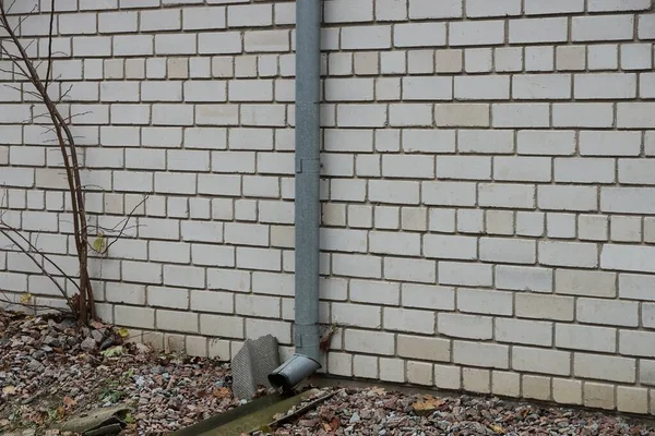 Ein Graues Metallrinnenrohr Einer Weißen Ziegelwand Der Straße — Stockfoto