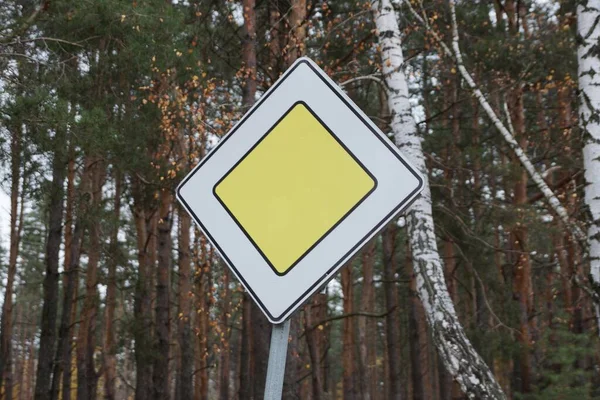 Väg Skylt Huvudvägen Bakgrunden Träd Gatan — Stockfoto