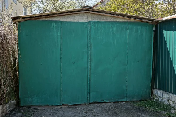 Facade Green Old Garage Closed Iron Gates Street — Stock Photo, Image