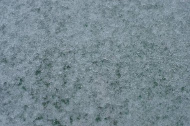 Gri beyaz doğal kar dokusu yeşil bir tahtada