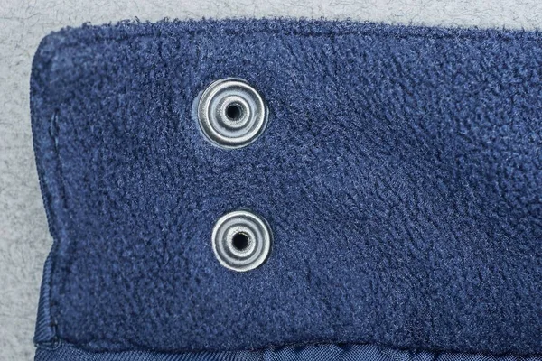 Две Серые Металлические Заклепки Голубой Ткани — стоковое фото