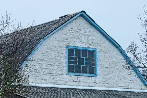 Sótão Tijolo Branco Uma Antiga Casa Rural Com Uma Janela — Fotografia de Stock