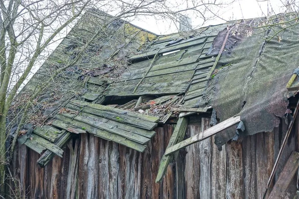 Część Starej Zrujnowanej Stodoły Połamanymi Szarymi Drewnianymi Deskami Dachu Pod — Zdjęcie stockowe