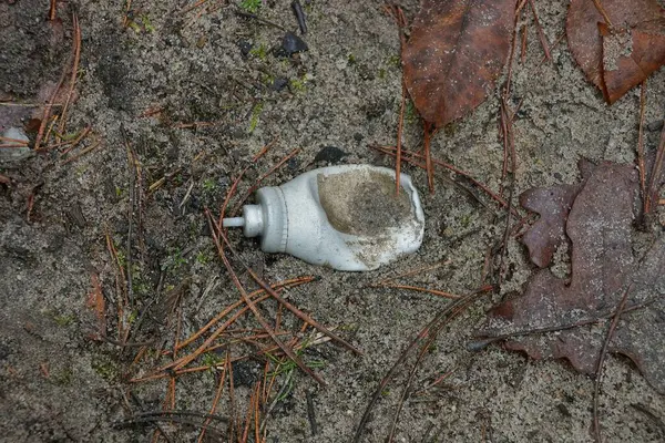 Müll Aus Einer Alten Grauen Metallspraydose Liegt Auf Dem Boden — Stockfoto