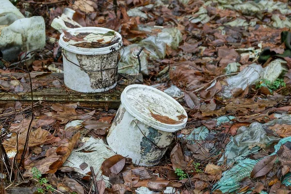 Müll Aus Zwei Schmutzigweißen Geschlossenen Plastikeimern Steht Auf Braunem Laub — Stockfoto