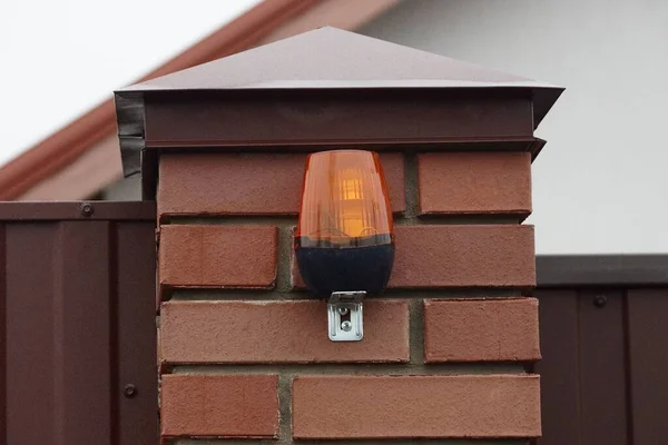 Una Luz Señal Roja Cristal Colgando Una Pared Ladrillo Marrón —  Fotos de Stock