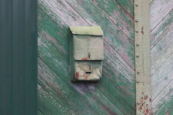 Uma Caixa Correio Metal Verde Velho Pendurado Uma Cerca Madeira — Fotografia de Stock