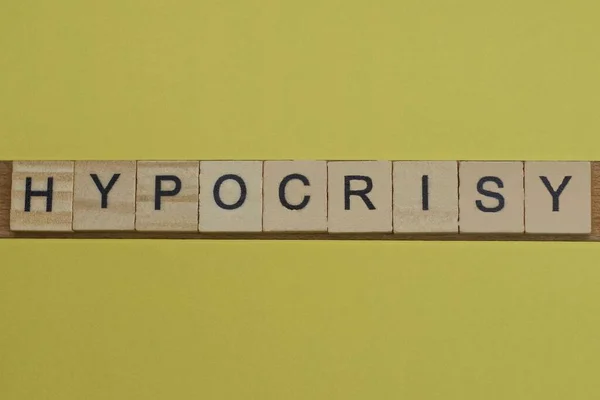 Mot Hypocrisie Faite Lettres Bois Repose Sur Une Table Jaune — Photo