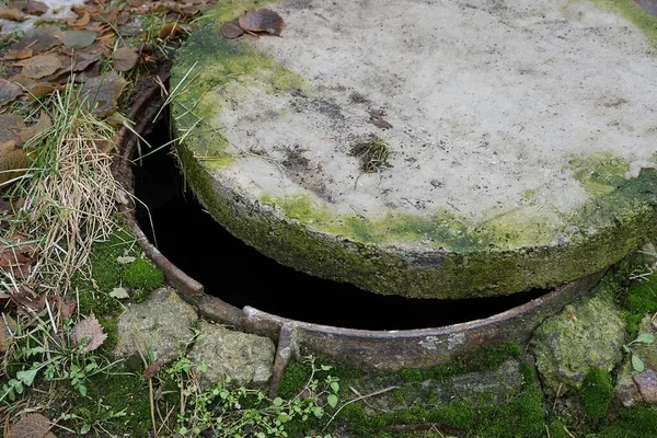 Ein Grauer Grüner Betonkanalschacht Liegt Auf Der Straße — Stockfoto