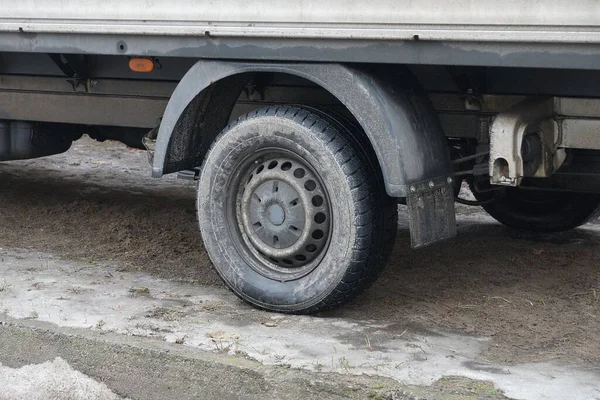Una Gran Rueda Sucia Camión Para Sobre Asfalto Gris Nieve — Foto de Stock