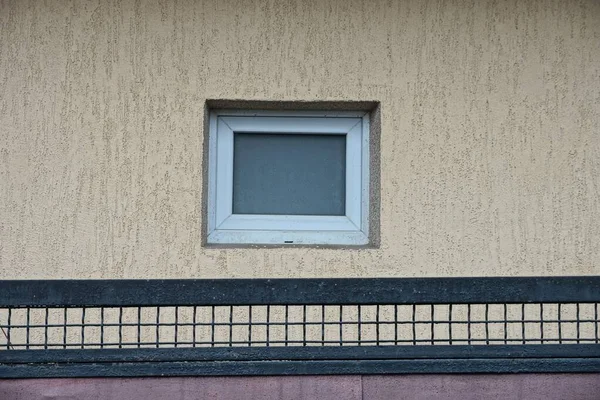 Una Pequeña Ventana Cuadrada Blanca Pared Marrón Casa —  Fotos de Stock