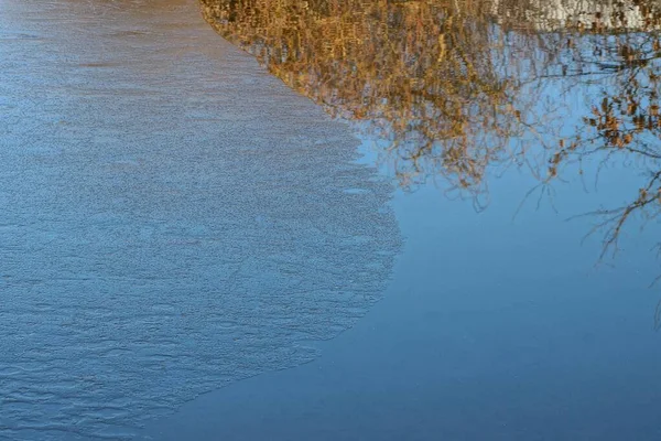 Texture Naturelle Lac Eau Bleue Avec Des Morceaux Glace Grise — Photo