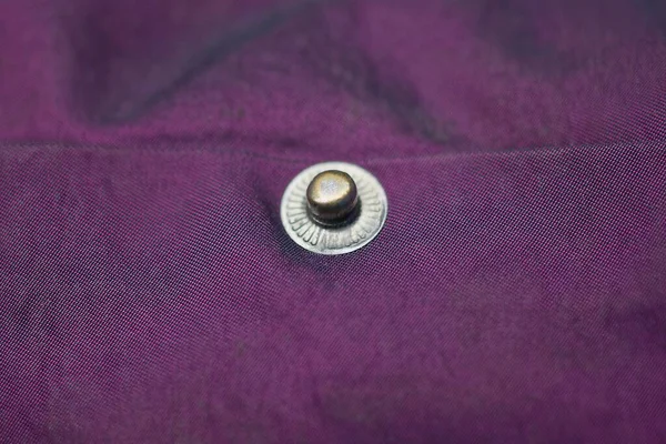 Gri Metal Bir Perçin Elbise Üzerindeki Leylak Kumaştan — Stok fotoğraf