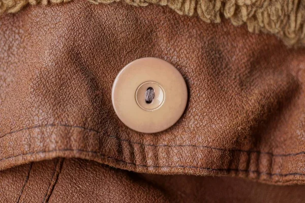 Ein Großer Runder Knopf Aus Kunststoff Einer Lederbraunen Jacke — Stockfoto