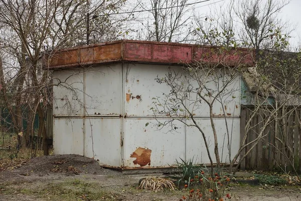 Παλιό Γκρι Μεταλλικό Ρυμουλκούμενο Στη Σκουριά Στέκεται Στο Δρόμο Μεταξύ — Φωτογραφία Αρχείου