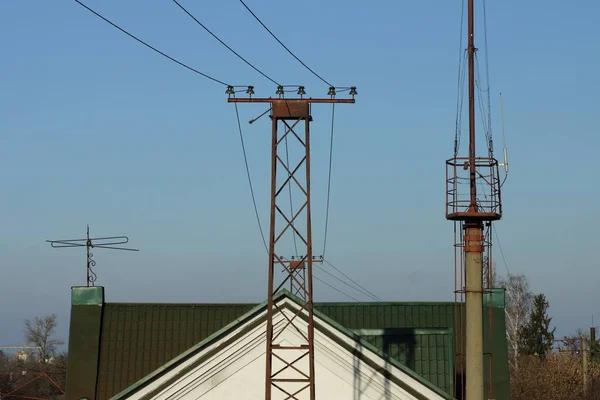 Vysoká Hnědá Železná Rezavá Tyč Elektrickými Dráty Proti Modré Obloze — Stock fotografie