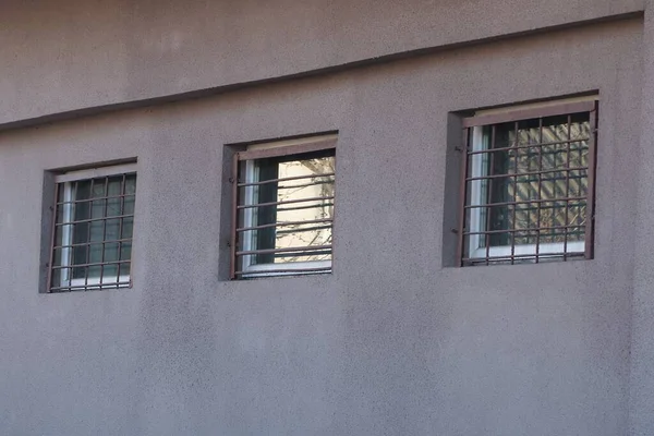Drei Kleine Quadratische Fenster Einer Braunen Betonwand Eines Gebäudes Freien — Stockfoto