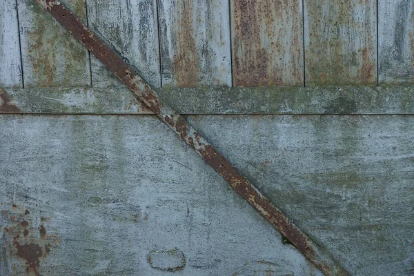 鉄の錆びた板のついた灰色のコンクリートと木の板の私的な壁の質感 — ストック写真