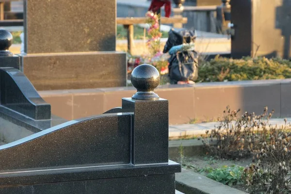 Фрагмент Черного Декоративного Мраморного Барьера Мячом Граните Кладбище — стоковое фото