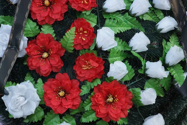 Texture Colorée Fleurs Artificielles Rouges Blanches Avec Des Feuilles Vertes — Photo