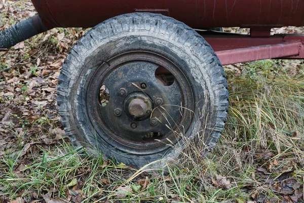 Een Oud Zwart Grijs Groot Wiel Een Rode Ijzeren Aanhangwagen — Stockfoto