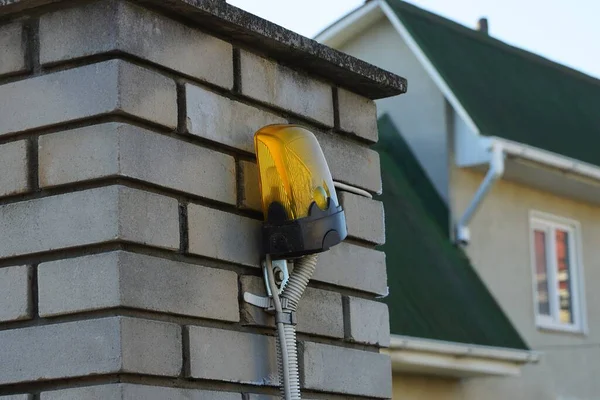One Yellow Signal Light Hanging White Brick Wall Fence Street — Stock Photo, Image