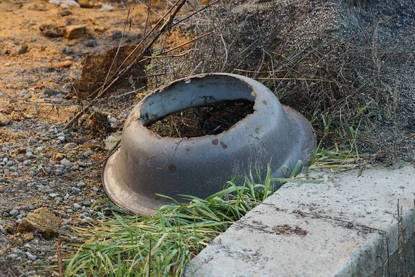 Śmieci Starego Szarego Metalowego Okrągłego Basenu Dziurą Bez Dna Leżą — Zdjęcie stockowe
