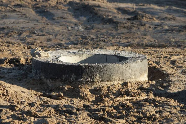 Ein Grauer Schwarzer Betonring Braunem Boden Außen — Stockfoto