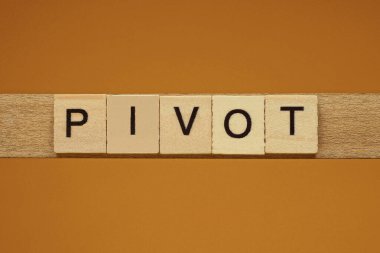 Kahverengi arkaplanda tahta kare harflerden oluşan gri kelime dönüş noktası