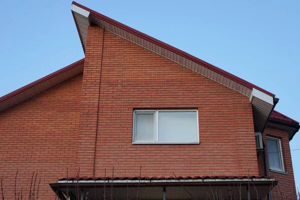 Mavi Gökyüzüne Bakan Beyaz Pencereli Özel Bir Evin Kırmızı Tuğlalı — Stok fotoğraf