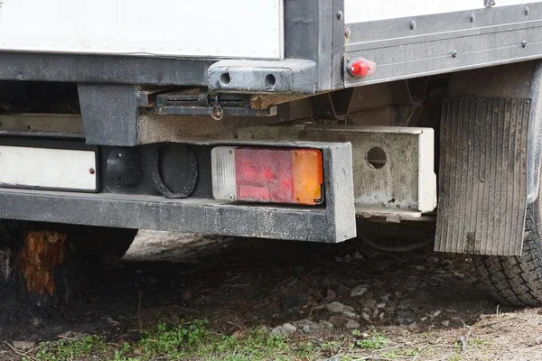 Πίσω Κόκκινο Βρώμικο Προβολέα Ένα Μαύρο Σιδερένιο Προφυλακτήρα Ενός Φορτηγού — Φωτογραφία Αρχείου