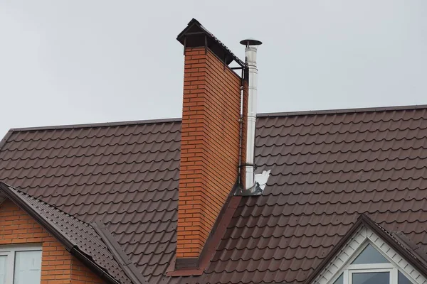 Dos Chimeneas Hechas Ladrillos Marrones Metal Gris Techo Baldosas Una —  Fotos de Stock