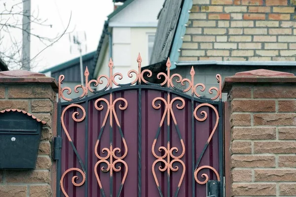 Parte Una Porta Metallo Rosso Con Aste Affilate Con Modello — Foto Stock